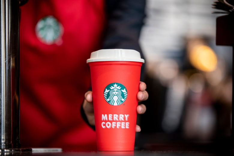 Vuelven los icónicos vasos navideños de Starbucks®! Ahora también